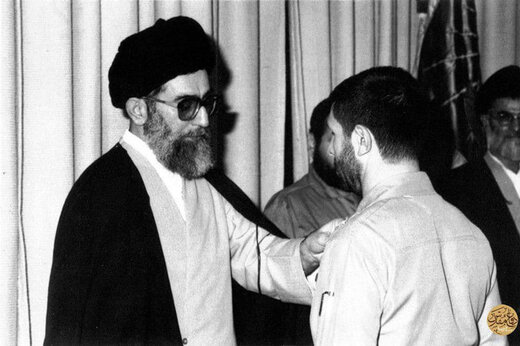 عکسی از رهبر انقلاب در کنار پیکر شهید صیاد شیرازی