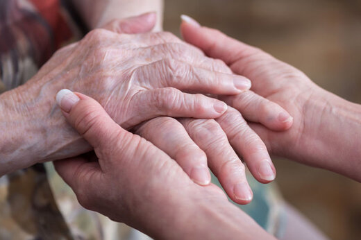 ببینید | زن 104 ساله شگفتی آفرید و مورد تشویق قرار گرفت!