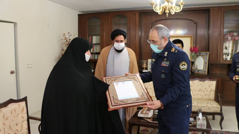  دیدار  فرمانده نیروی هوایی ارتش با همسر شهید صیاد شیرازی + عکس