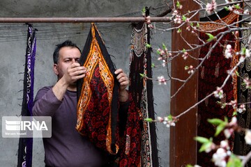 هم‌آوایی رنگ و ذوق در روسری کلاقه‌ای