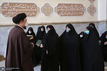 تصویری از سیدحسن خمینی بر سر مزار داییاش تصویری از سیدحسن خمینی بر سر مزار داییاش