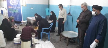 توزیع 1000 پرس غذای گرم بین نیازمندان کمیته امداد منطقه یک یاسوج