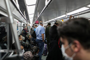 ببینید | شکستن شیشه مترو تهران توسط مسافران برای رسیدن به اکسیژن