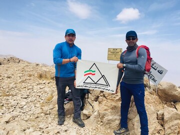 صعود تیم کوهنوردی قشم به قله ۳۲۶۷ متری «تشگر» هرمزگان
