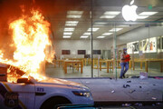 ببینید | آتش کشیده شدن فروشگاه اپل در آمریکا