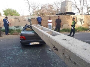 سقوط تیر چراغ برق روی پراید و نجات معجزه‌آسای راننده از میان آهن‌پاره‌ها