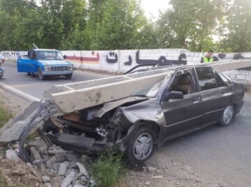 سقوط تیر چراغ برق روی پراید و نجات معجزه‌آسای راننده از میان آهن‌پاره‌ها