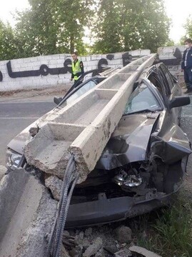 سقوط تیر چراغ برق روی پراید و نجات معجزه‌آسای راننده از میان آهن‌پاره‌ها