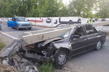 ببینید | سقوط تیر چراغ برق روی پراید و نجات معجزه‌آسای راننده از میان آهن‌پاره‌ها