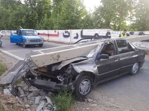 سقوط تیر چراغ برق روی پراید و نجات معجزه‌آسای راننده از میان آهن‌پاره‌ها