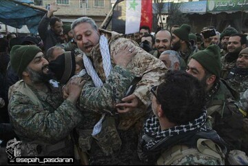 تصاویری از مرحوم سردار محمدعلی حق‌بین پس از آزادسازی «نبل و الزهرا» در میان شادی مدافعان حرم