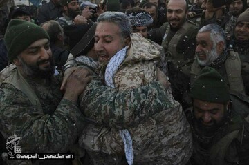 تصاویری از مرحوم سردار محمدعلی حق‌بین پس از آزادسازی «نبل و الزهرا» در میان شادی مدافعان حرم