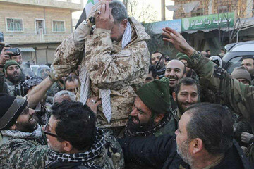 ببینید | تصاویری از مرحوم سردار حق‌بین پس از آزادسازی «نبل و الزهرا»