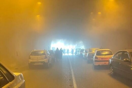 آتش‌سوزی یک خودرو در تونل آزادراه تهران- پردیس/ عکس
