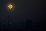 ببینید | لحظه باشکوه طلوع اَبَر ماه کامل بر فراز شهر تهران
