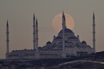 تصاوير زيبا از اَبَر ماه شب گذشته در نقاط مختلف جهان