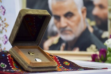 رونمایی از سکه یادبود طلا و نقره سردار شهید حاج قاسم سلیمانی
