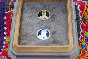 ببینید | رونمایی از سکه یادبود طلا و نقره سردار شهید حاج قاسم سلیمانی