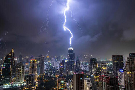 ببینید | برخورد هولناک رعد و برق به آسمان خراش