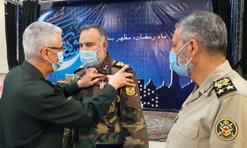 اعطای نشان درجه یک فتح به فرمانده نیروی زمینی ارتش