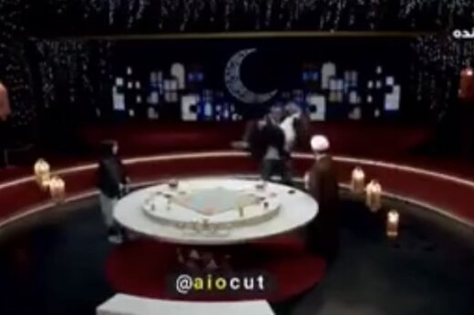 ببینید | جلو بازو زدن پیشکسوت بدنسازی با استفاده از مجری در برنامه زنده!