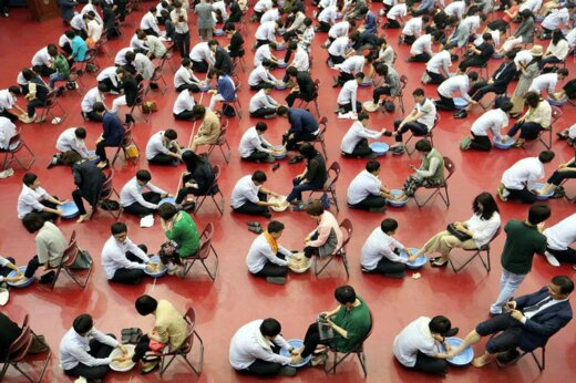 ببینید | شستن پای والدین به پاس احترام به مقام والدین در چین