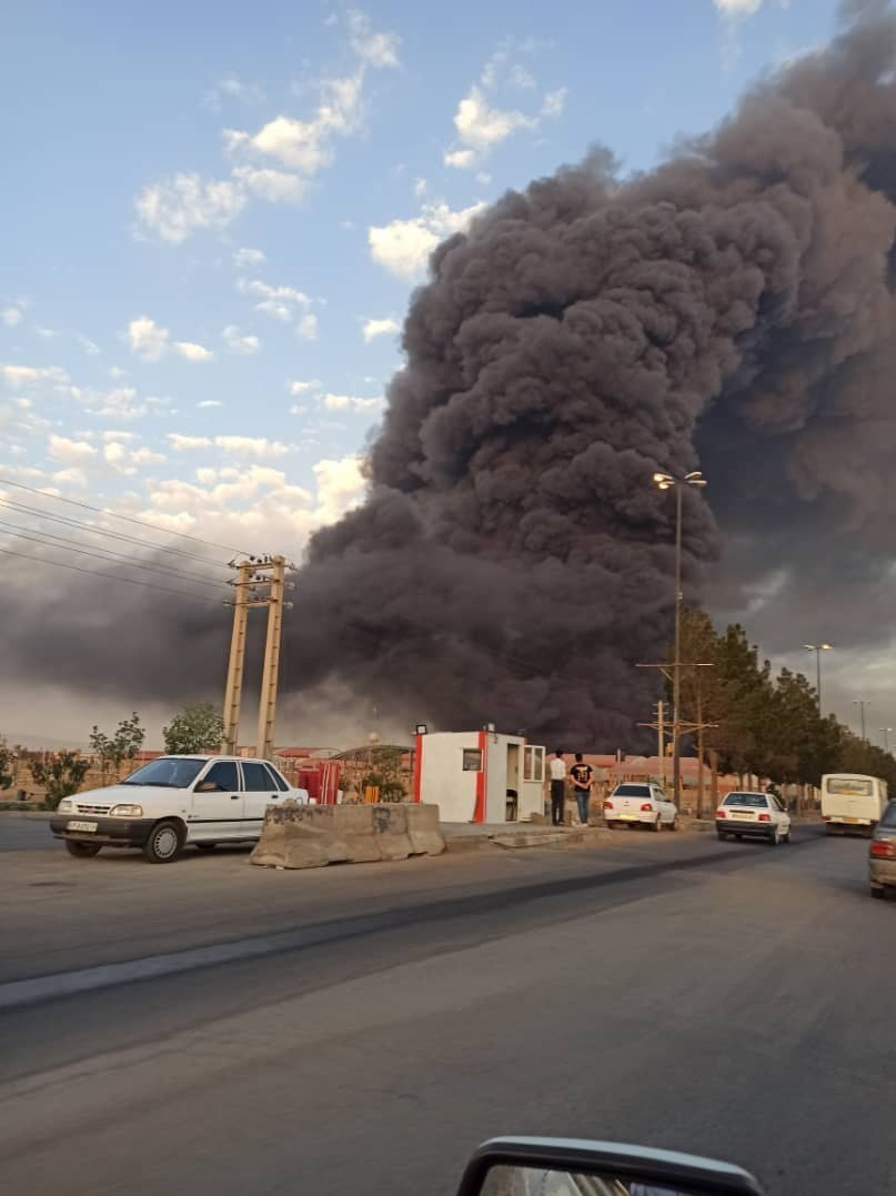 آتش‌سوزی مهیب در کارخانه الکل قم؛ امکان سمی بودن دود/ تصویر 