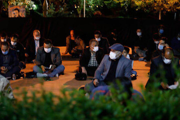 تصاویر | حضور مردم در مراسم شب نوزدهم ماه رمضان با رعایت پروتکل‌های بهداشتی