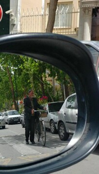 کار زیبای شهرداری برای پیرمردی که سال ها حوالی خیابان شریعتی اصفهان، با دوچرخه گل می فروشد