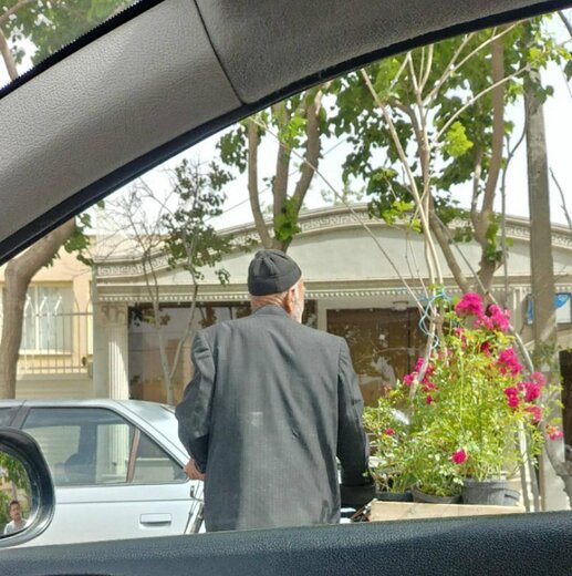 کار زیبای شهرداری برای پیرمردی که سال ها حوالی خیابان شریعتی اصفهان، با دوچرخه گل می فروشد