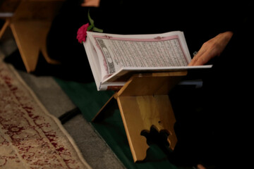 عکس | لحظه قرآن به سر گرفتن سرباز حین انجام وظیفه