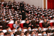 عکس | حضور جنجالی رهبر کره شمالی و همسرش در یک نمایش بدون ماسک