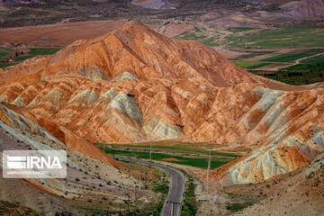 کوه‌های رنگین کمانی