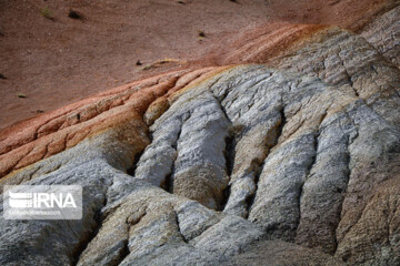 تصاویر | قاب‌هایی حیرت‌انگیز و تماشایی از کوه‌های رنگین‌کمانی