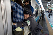 ببینید | عجیب‌تری شغل جهان در ژاپن؛ فشار دادن مردم!