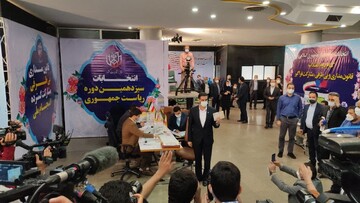عکس همراه با شناسنامه سعید محمد بعد از ثبت نام در انتخابات ریاست جمهوری