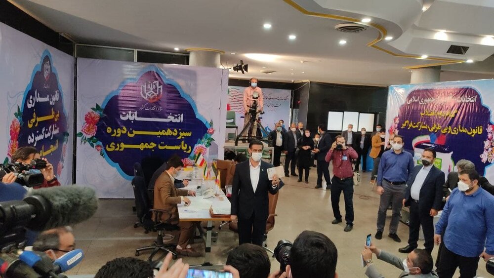 عکس همراه با شناسنامه سعید محمد بعد از ثبت نام در انتخابات ریاست جمهوری
