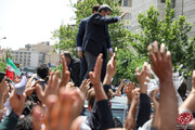 ببینید | استقبال عجیب مردم از احمدی نژاد در جلوی وزارت کشور