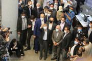تصاویر | دومین روز ثبت نام داوطلبان انتخابات ۱۴۰۰/ از حضور جنجالی احمدی‌نژاد تا شاخه گل رستم قاسمی