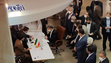 عکس | محمود احمدی‌نژاد اینگونه وارد انتخابات ریاست جمهوری شد