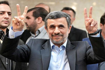 این ۵ نفر احمدی نژاد را هنگام ثبت نام همراهی کردند /تلویزیون ثبت نام احمدی نژاد را مستقیم پخش کرد /احمدی‌نژاد به‌زور همراهان خود را داخل ستاد برد