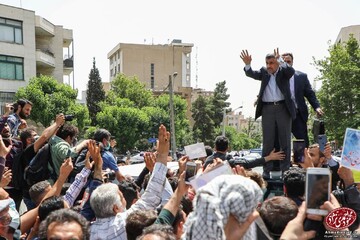 استقبال عجیب از احمدی نژاد در جلوی وزارت کشور