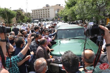 استقبال عجیب از احمدی نژاد در جلوی وزارت کشور