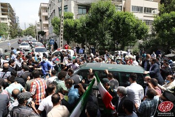 استقبال عجیب از احمدی نژاد در جلوی وزارت کشور