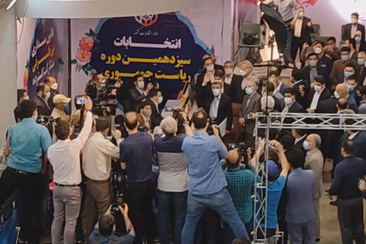 ببینید | لحظه ثبت نام محمود احمدی‌نژاد در انتخابات ریاست جمهوری ۱۴۰۰