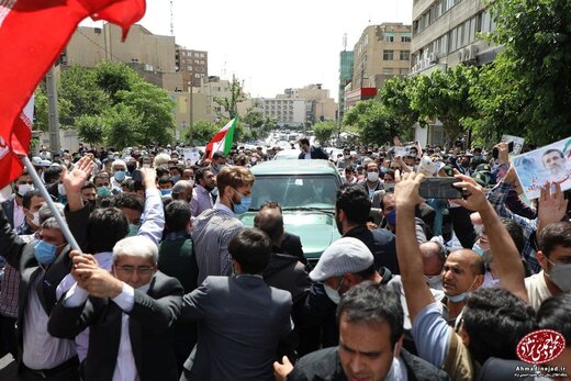 استقبال عجیب از احمدی نژاد در جلوی وزارت کشور