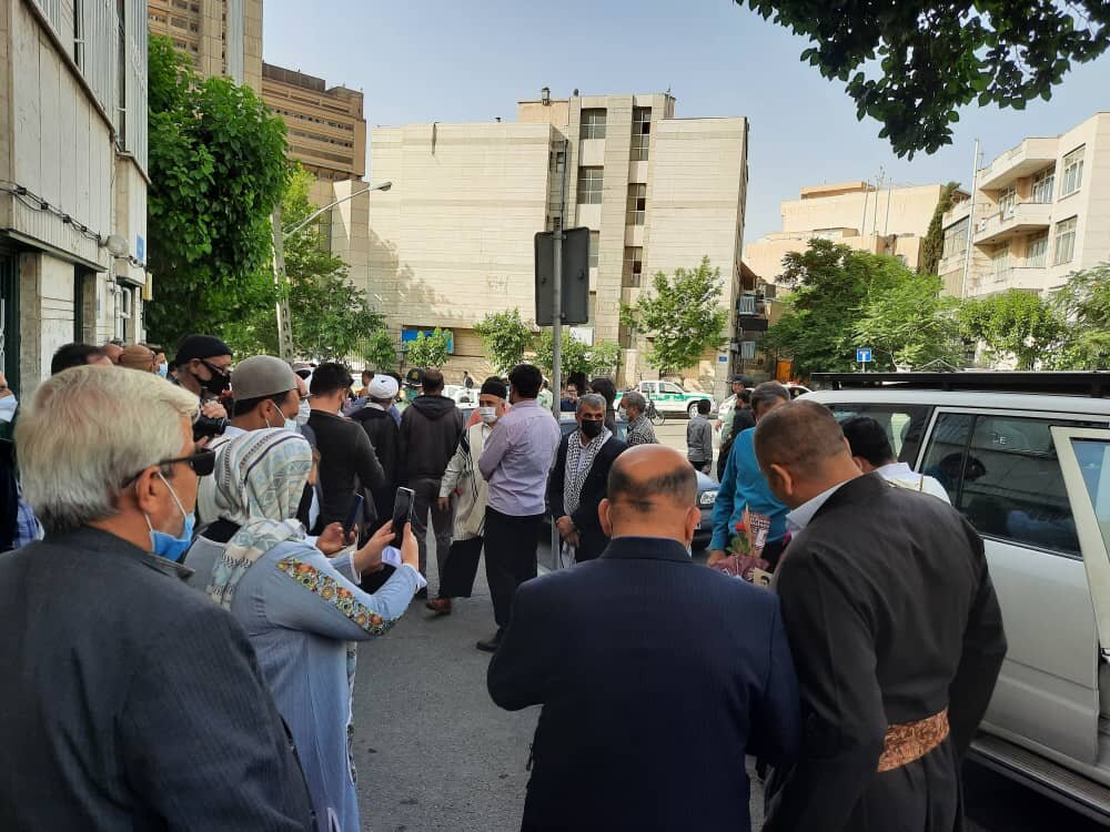 تصویری از تجمع در مقابل خانه محمود احمدی نژاد قبل از ثبت نام در انتخابات 1400