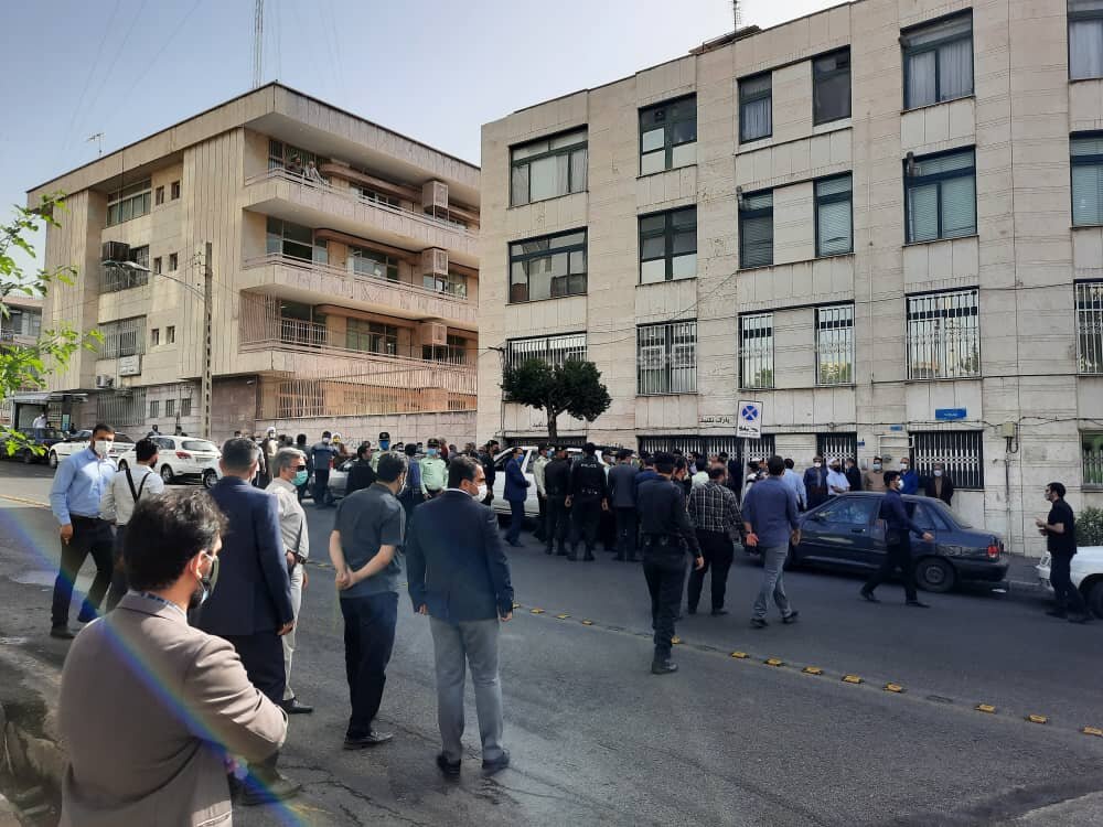 تصویری از تجمع در مقابل خانه محمود احمدی نژاد قبل از ثبت نام در انتخابات 1400
