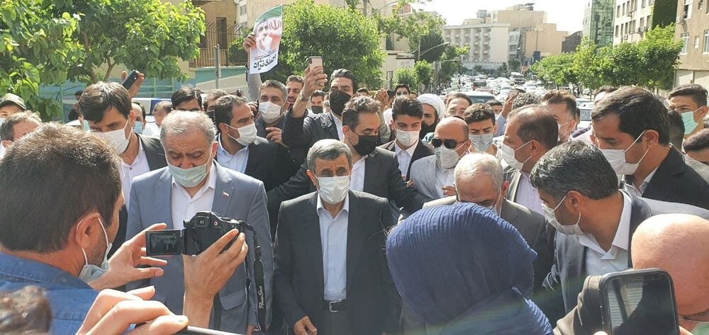 فوری /احمدی نژاد برای ثبت نام در انتخابات 1400 وارد وزارت کشور شد +عکس

