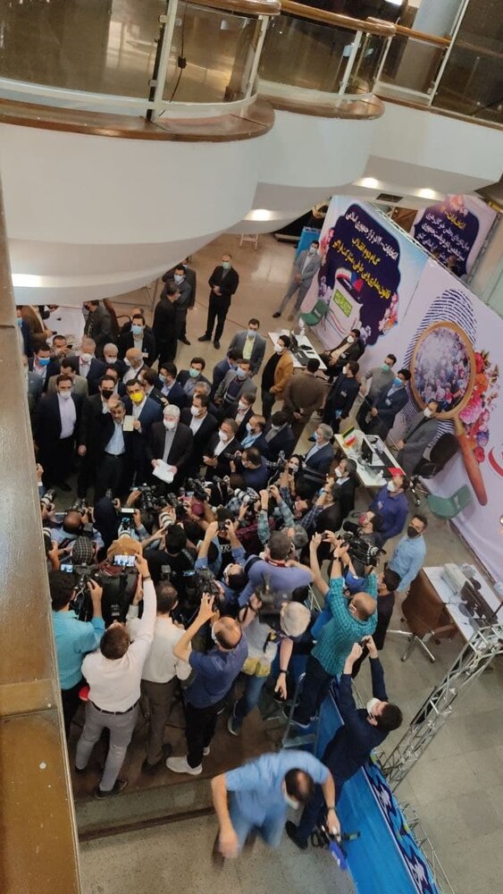 عکسی از احمدی نژاد همراه با شناسنامه اش بعد از ثبت نام در انتخابات 1400
